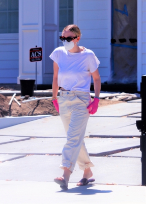 dakotafanningdaily-outsideherhome-26.jpg