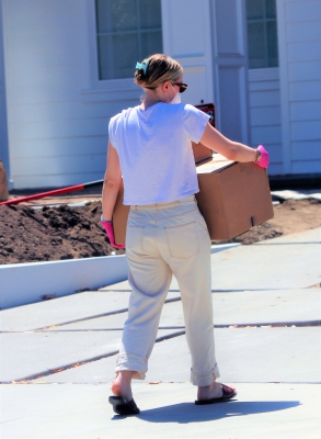 dakotafanningdaily-outsideherhome-36.jpg