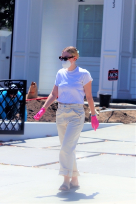 dakotafanningdaily-outsideherhome-41.jpg