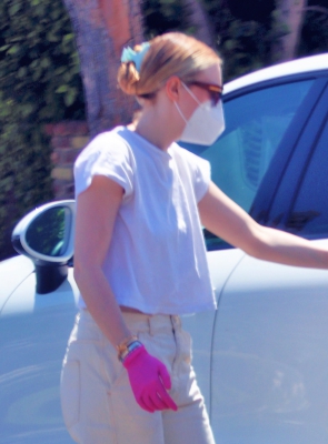 dakotafanningdaily-outsideherhome-42.jpg