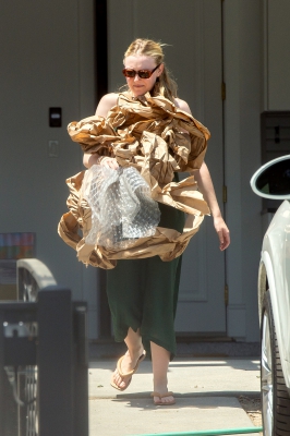 dakotafanningdaily-movingboxeswithhermom-50.jpg