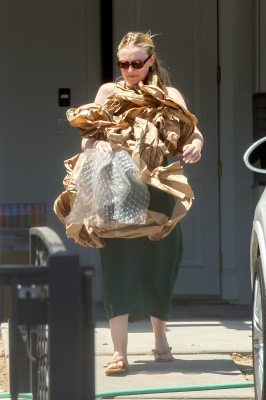 dakotafanningdaily-movingboxeswithhermom-51.jpg