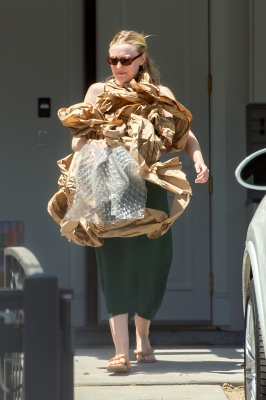 dakotafanningdaily-movingboxeswithhermom-52.jpg