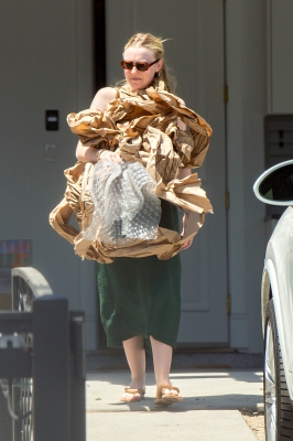 dakotafanningdaily-movingboxeswithhermom-53.jpg