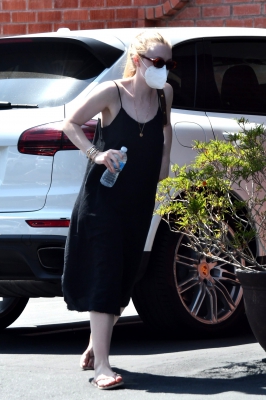 dakotafanningdaily-outinsantamonica-07.jpg