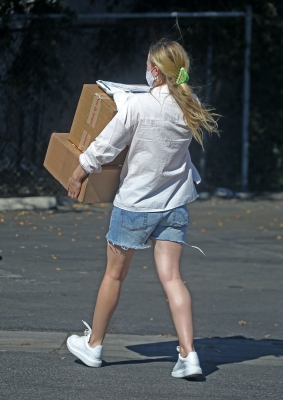 dakotafanningdaily-outandaboutinla-008.jpg
