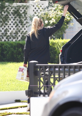 dakotafanningdaily-outsideherhome-007.jpg