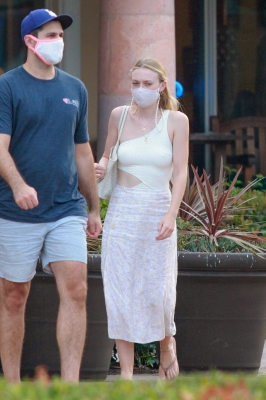 dakotafanningdaily-outinmalibu-030.jpg