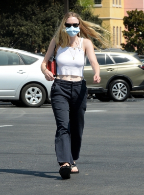 dakotafanningdaily-groceryshoppingatvons-004.jpg