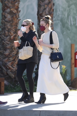 dakotafanningdaily-outandaboutinstudiocity-003.jpg