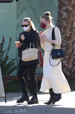 dakotafanningdaily-outandaboutinstudiocity-004.jpg