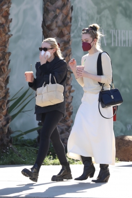 dakotafanningdaily-outandaboutinstudiocity-008.jpg