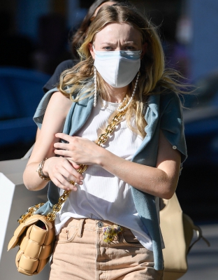 dakotafanningdaily-shoppingwithhermom-012.jpg