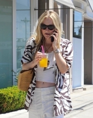 dakotafanningdaily-outandaboutinwesthollywood-001.jpg