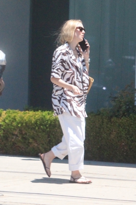 dakotafanningdaily-outandaboutinwesthollywood-008.jpg