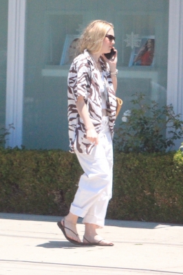 dakotafanningdaily-outandaboutinwesthollywood-010.jpg