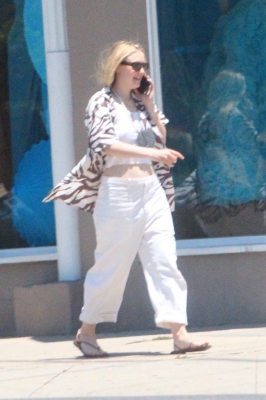 dakotafanningdaily-outandaboutinwesthollywood-013.jpg