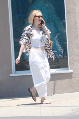 dakotafanningdaily-outandaboutinwesthollywood-014.jpg