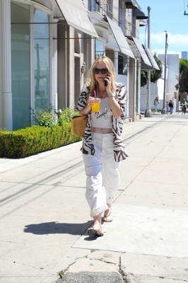 dakotafanningdaily-outandaboutinwesthollywood-029.jpg