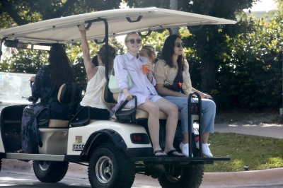 dakotafanningdaily-outandaboutinmiami-046.jpg
