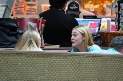 dakotafanningdaily-attheairportinmiami-006.jpg