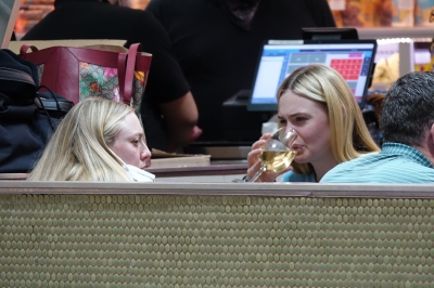 dakotafanningdaily-attheairportinmiami-012.jpg