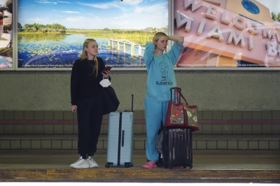 dakotafanningdaily-attheairportinmiami-039.jpg