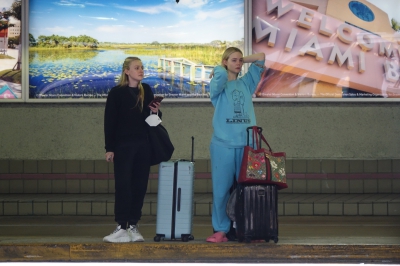 dakotafanningdaily-attheairportinmiami-040.jpg