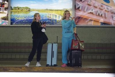 dakotafanningdaily-attheairportinmiami-041.jpg