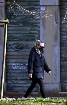 dakotafanningdaily-walkinginveniceitaly-005.jpg