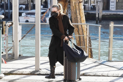 dakotafanningdaily-atthetrainstationinvenice-001.jpg