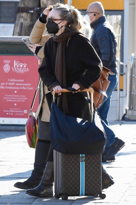dakotafanningdaily-atthetrainstationinvenice-017.jpg