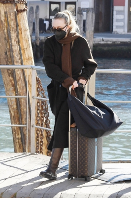 dakotafanningdaily-atthetrainstationinvenice-023.jpg