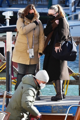 dakotafanningdaily-atthetrainstationinvenice-034.jpg