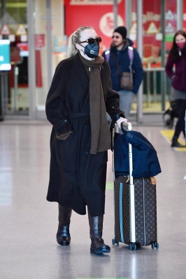 dakotafanningdaily-atthetrainstationinvenice-036.jpg