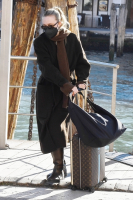 dakotafanningdaily-atthetrainstationinvenice-038.jpg