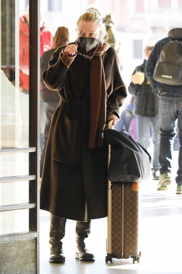 dakotafanningdaily-atthetrainstationinvenice-039.jpg