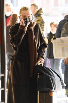 dakotafanningdaily-atthetrainstationinvenice-041.jpg