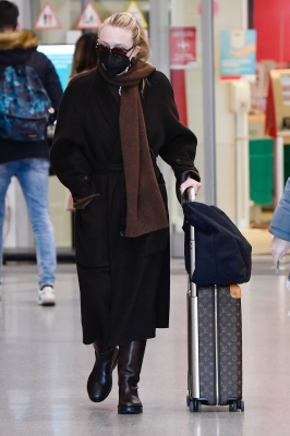 dakotafanningdaily-atthetrainstationinvenice-042.jpg