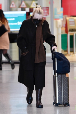 dakotafanningdaily-atthetrainstationinvenice-044.jpg