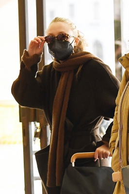 dakotafanningdaily-atthetrainstationinvenice-049.jpg