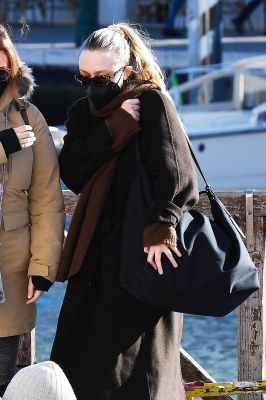 dakotafanningdaily-atthetrainstationinvenice-052.jpg
