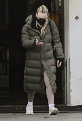 dakotafanningdaily-outandaboutinvenice-030.jpg