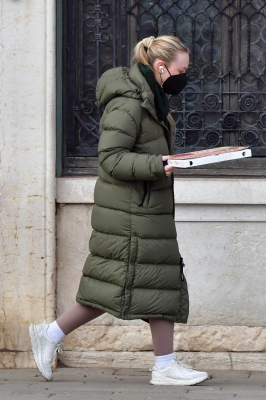 dakotafanningdaily-outandaboutinvenice-052.jpg