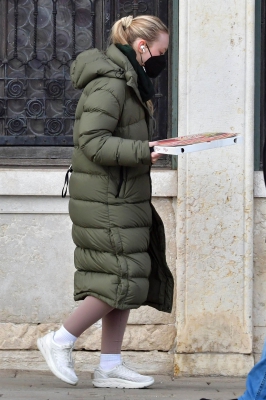 dakotafanningdaily-outandaboutinvenice-053.jpg