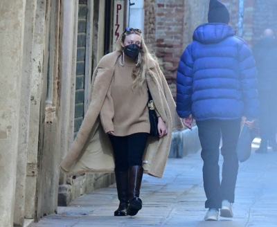 dakotafanningdaily-outandaboutinvenice-002.jpg