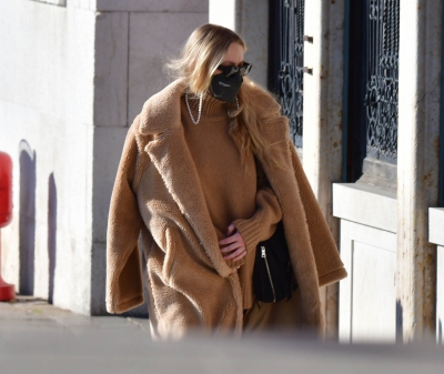 dakotafanningdaily-outandaboutinvenice-004.jpg