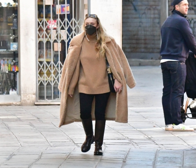 dakotafanningdaily-outandaboutinvenice-007.jpg