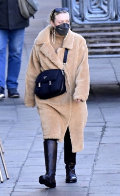 dakotafanningdaily-outandaboutinvenice-012.jpg