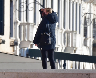 dakotafanningdaily-outandaboutinvenice-020.jpg